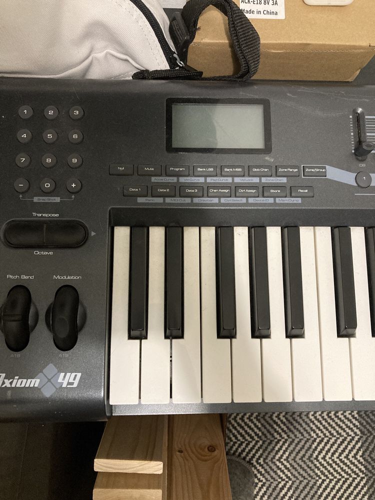 Teclado midi/Controlador - M-Audio Axiom 49 MKII