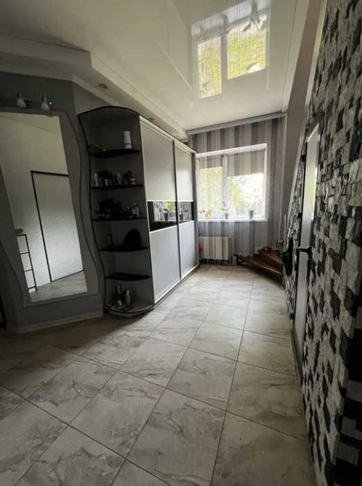 Пропоную до продажу двоповерховий будинок в центрі міста