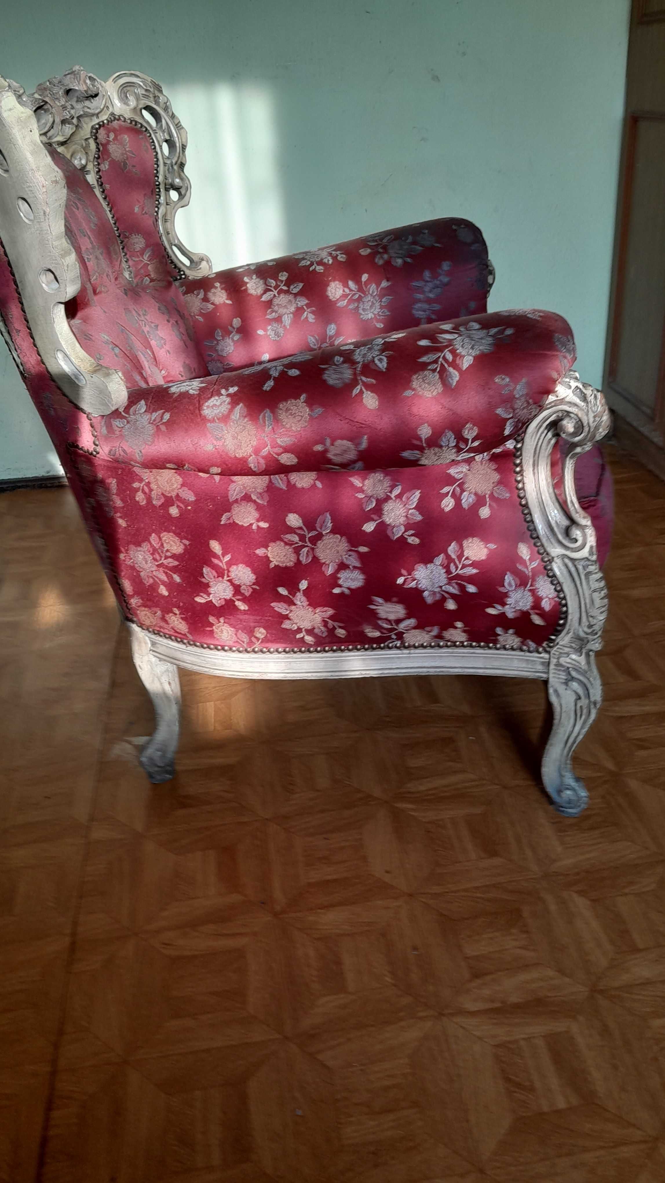 Stary pałacowy fotel