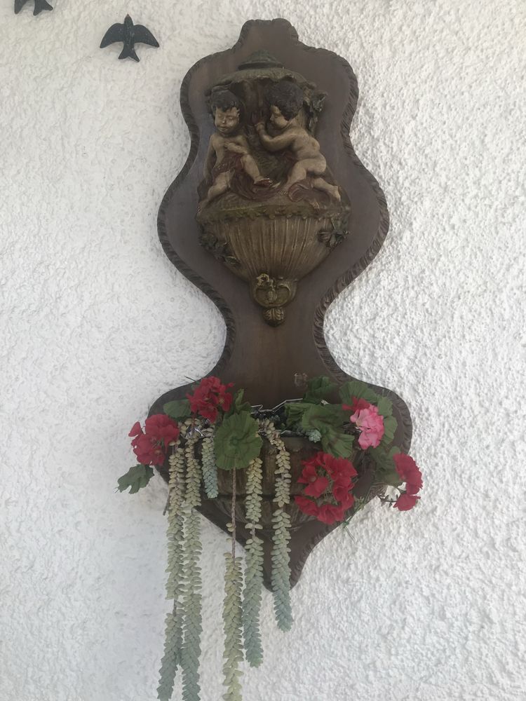 Fonte de parede decorativa com espaco para plantas