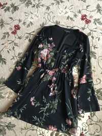 Шифонова чорна сукня з квітковим принтом