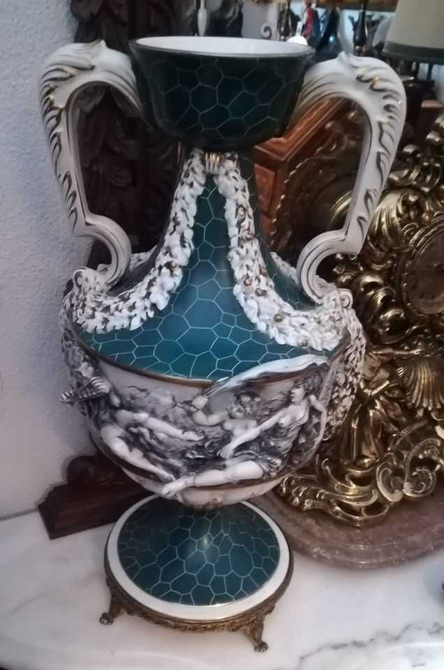 Porcelana italiana Ânfora c/monture bronze e dionísios Capodimonte