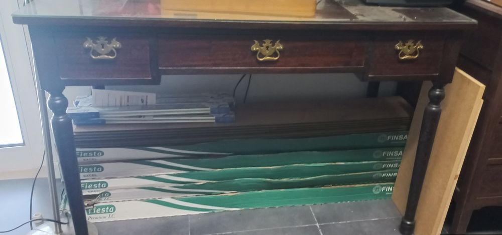 Mesa com três gavetas e tampo de vidro