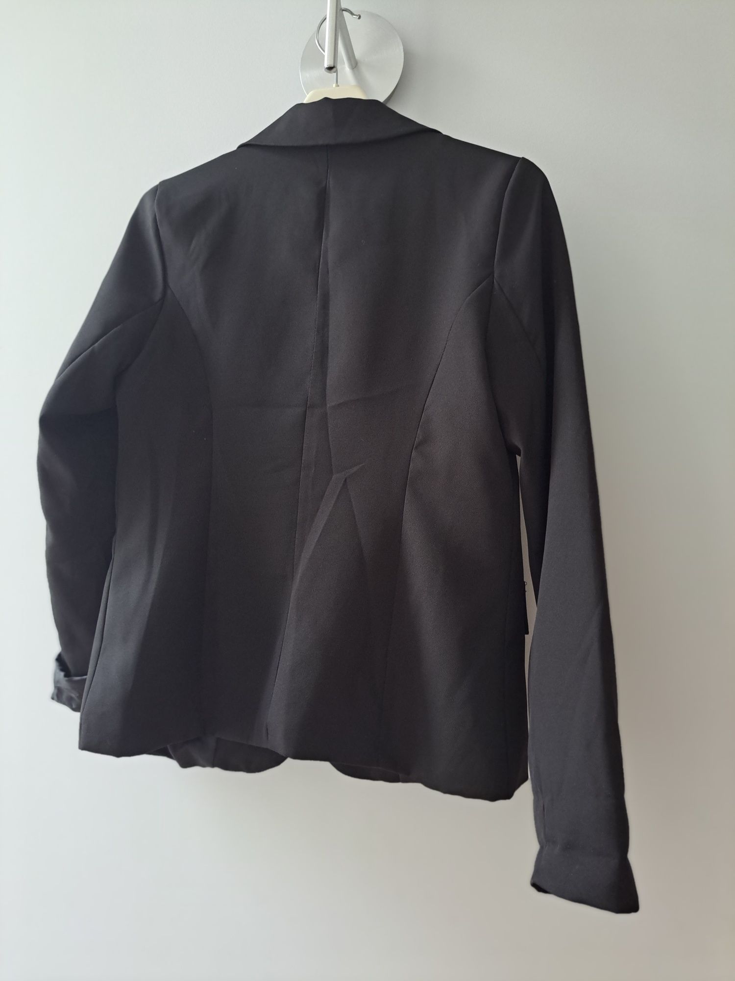 Blazer M pretocom botão dourado