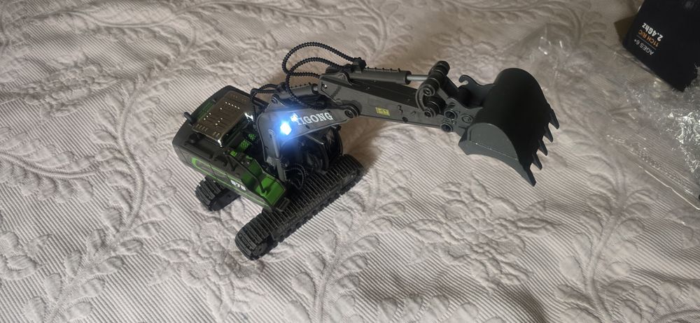 Maquina escavadora telecomando.