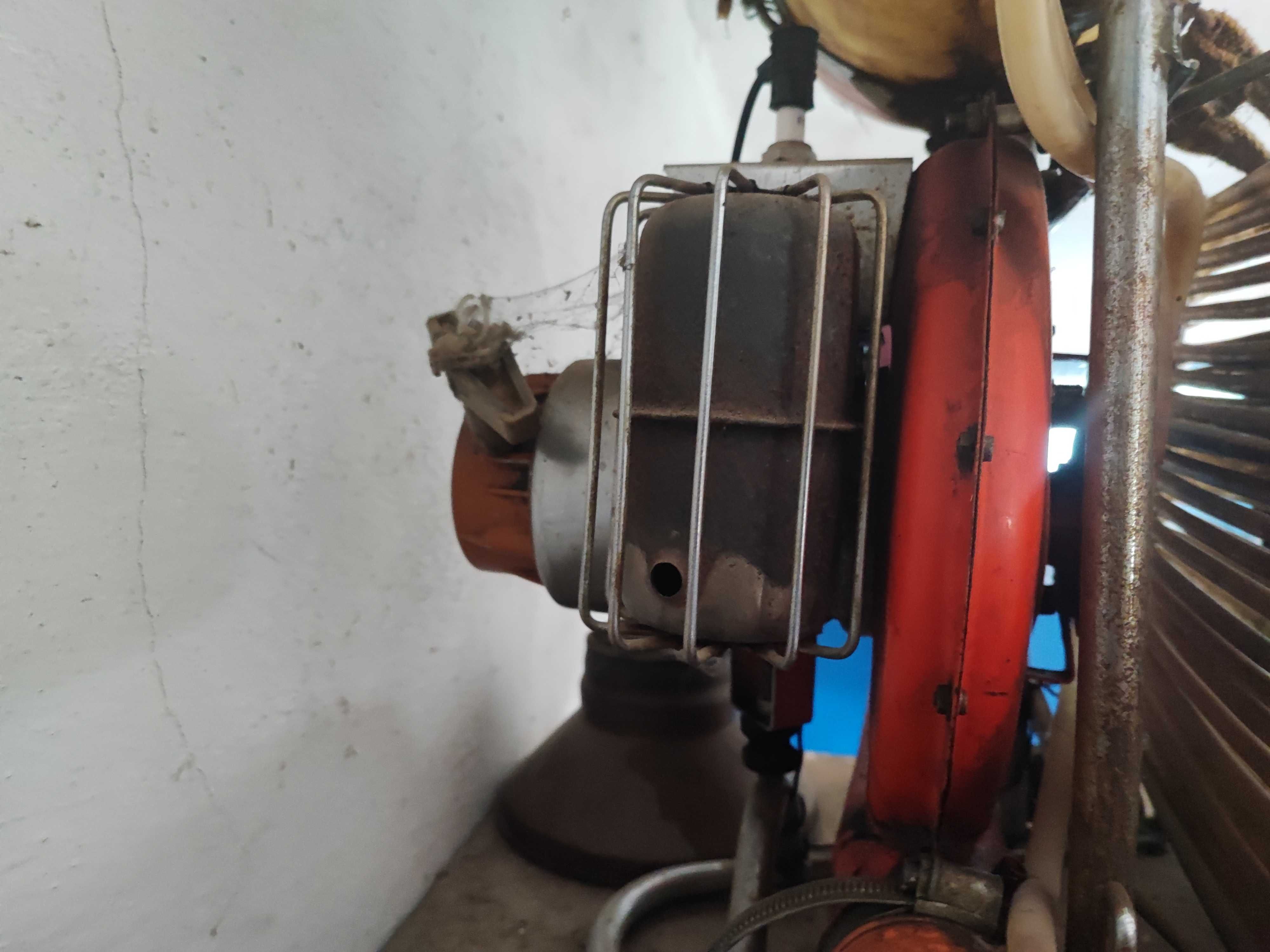 Pulverizador agrícola antigo de costas