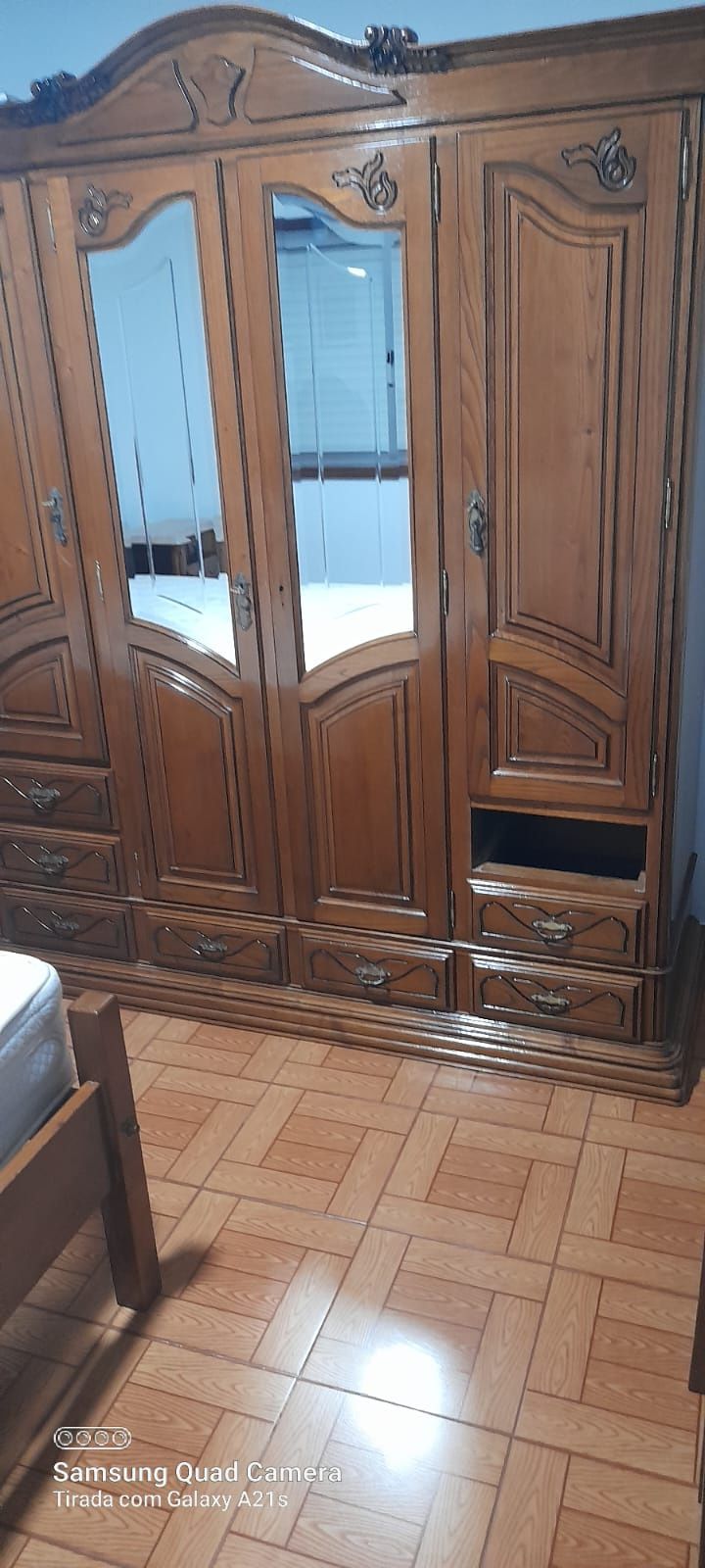 Mobília de quarto completo em madeira maciça.