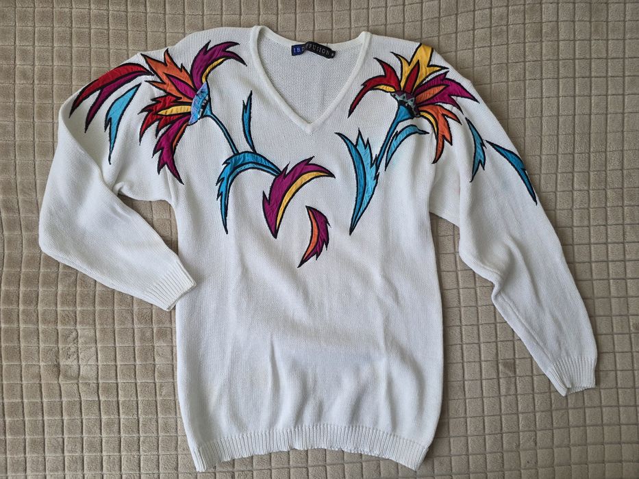 Biały sweter damski oversize