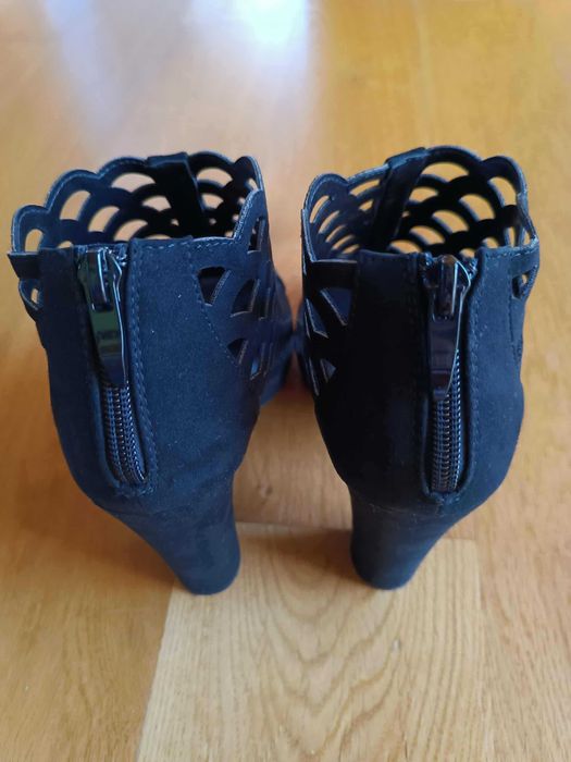 Buty damskie z ażurowym wzorem