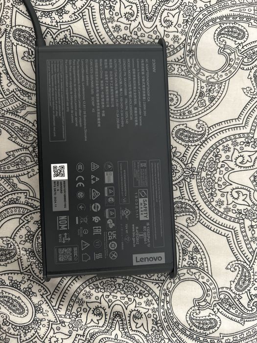 Carregador universal slim LENOVO por estrear de 230 W