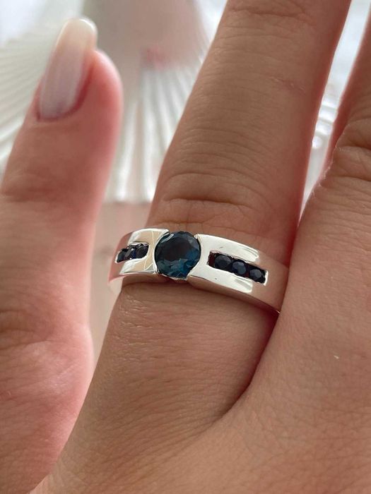Серебряное кольцо с лондон блю топазом и сапфиром.Размер 18.25