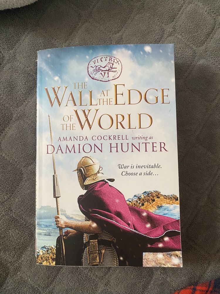 книжка англійською мовою “the wall at the edge of the world”