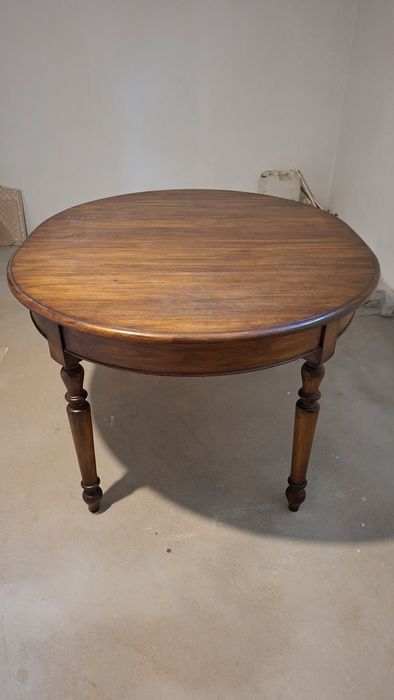 Drewniany stół owalny