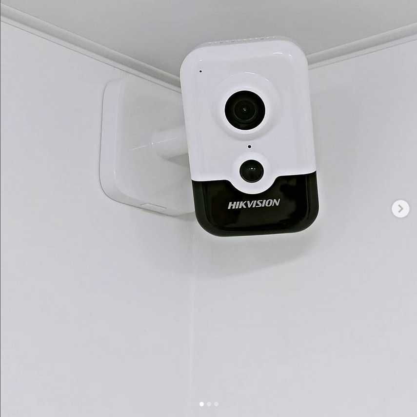 Wi-fi ip камера HIKVISION® DS-2CD2423G0-IW (W)