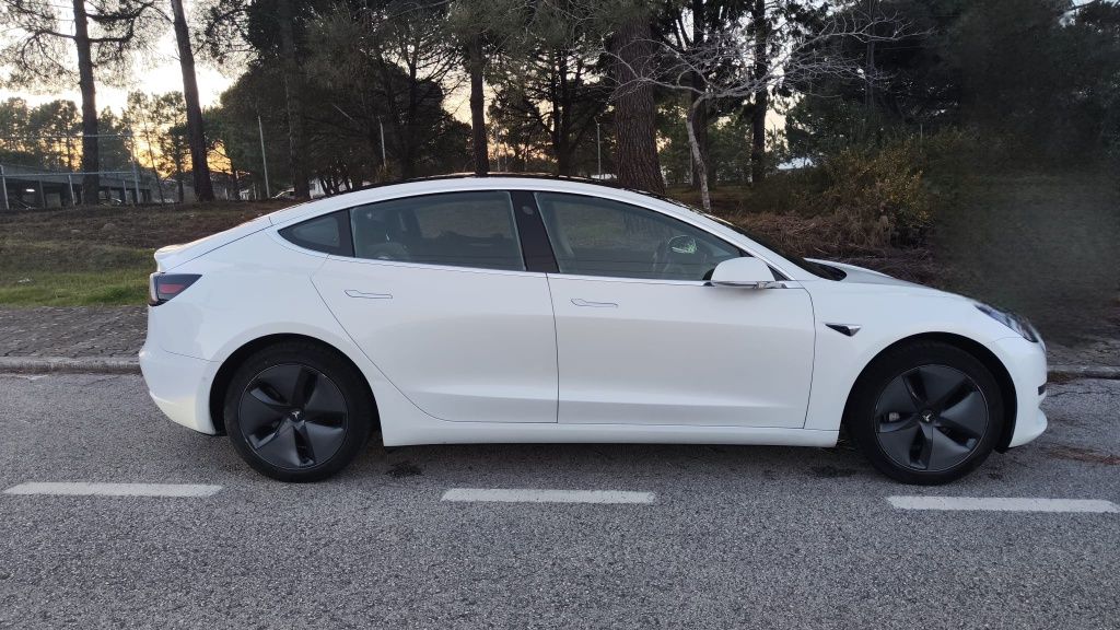 Tesla Model 3 SR+