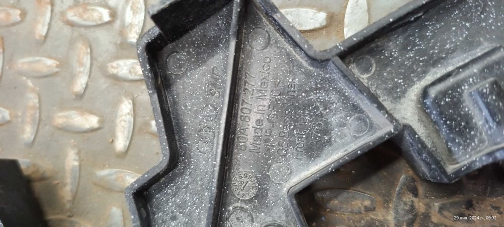 кронштейн / кріплення переднього бампера