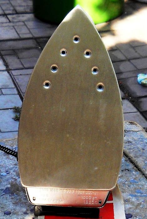 Утюг 1000Вт с терморегулятром и увлажнителем