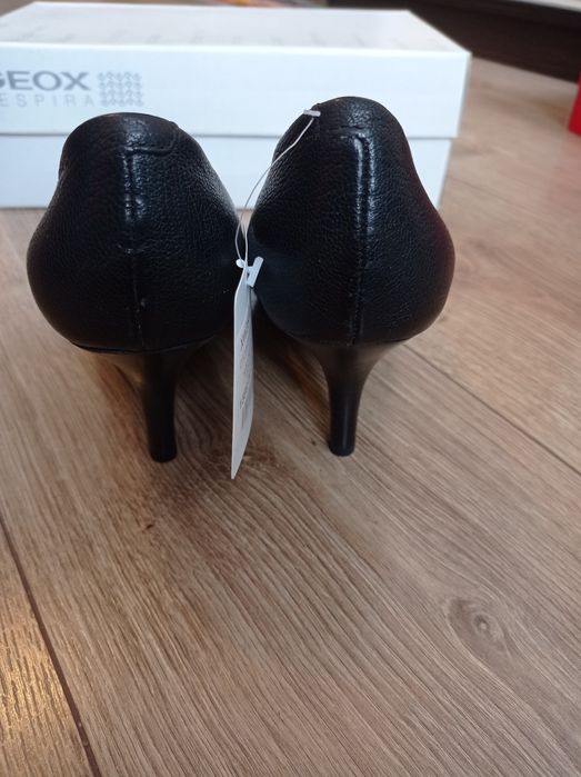 Нові шкіряні туфлі Geox устілка 22,5 см