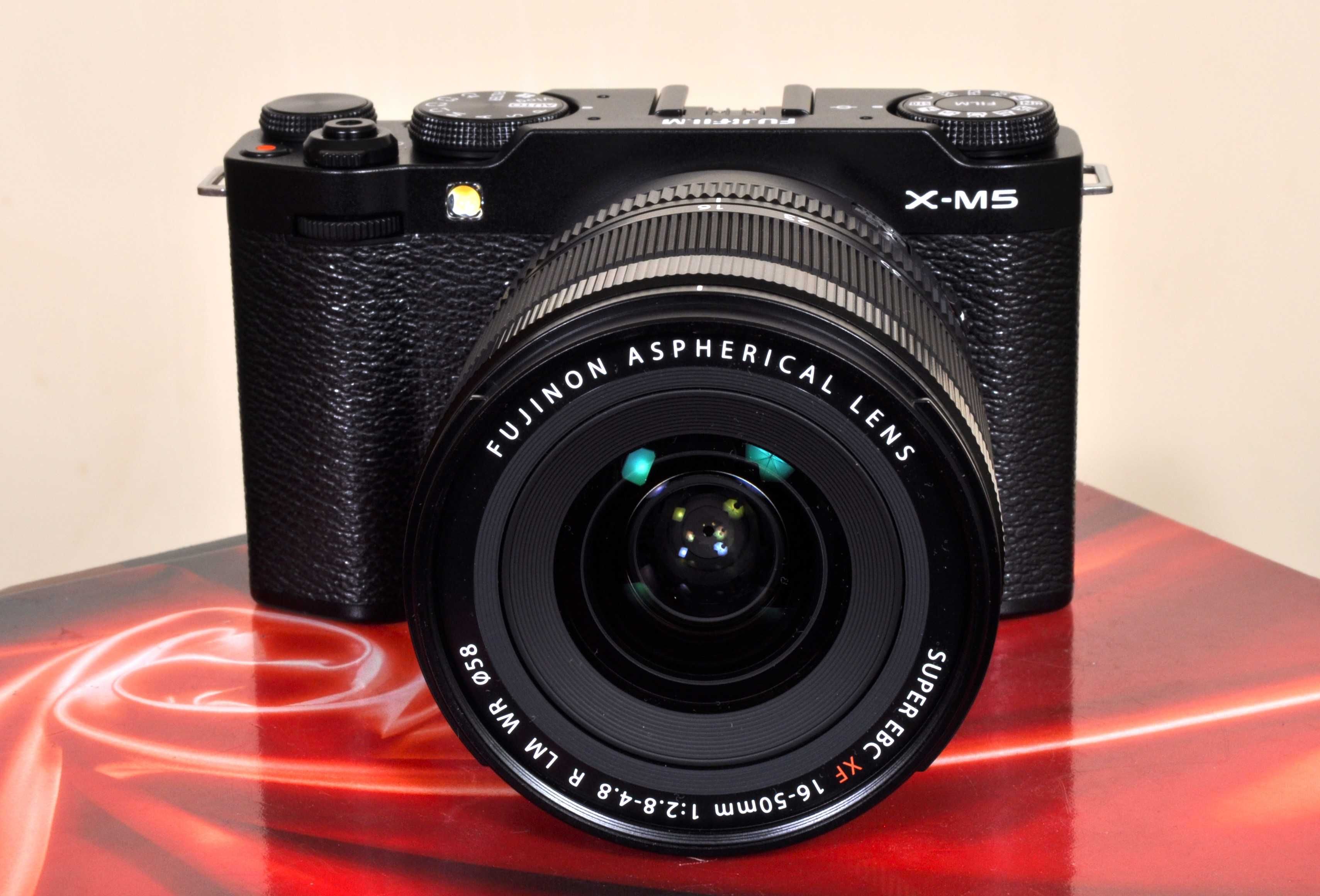 Fuji X-M5 Novo + Fuji XF 16x50 F: 2.8-4.8 WR como novo. Bateria estra.