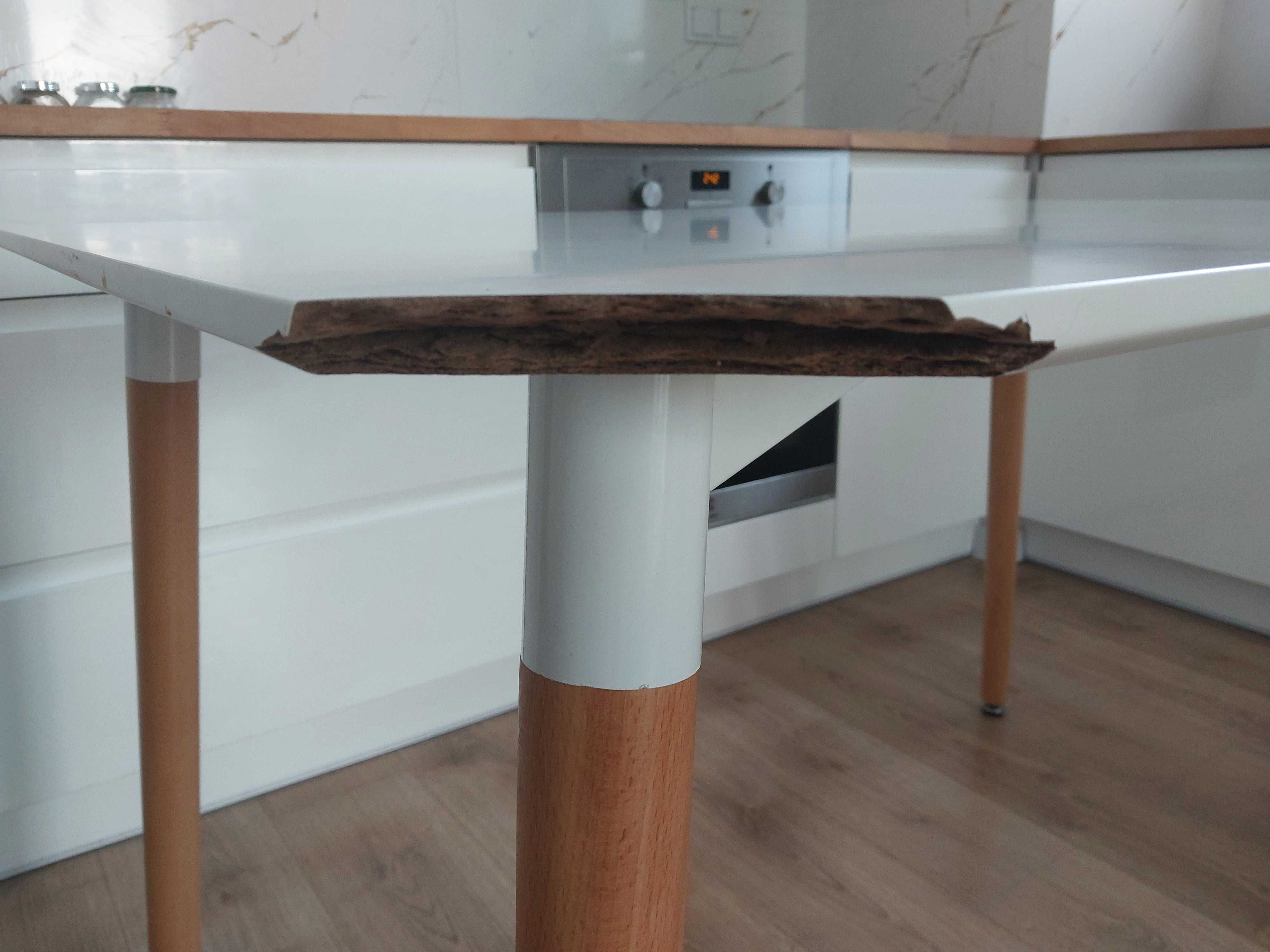 Stół biały z drewnianymi nogami