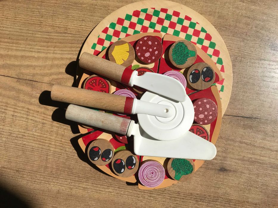 Brinquedos em madeira, lê e tecido