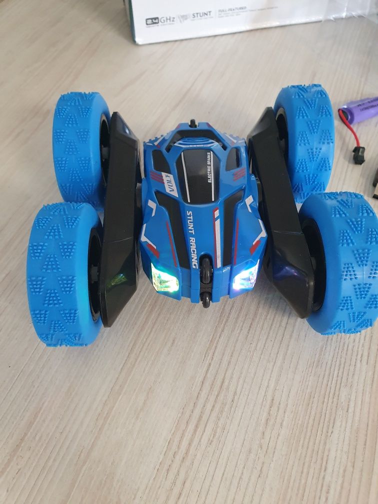 Zdalnie sterowany samochód dla dzieci RC Stunt Auto 4WD 2,4 GHz, pilot