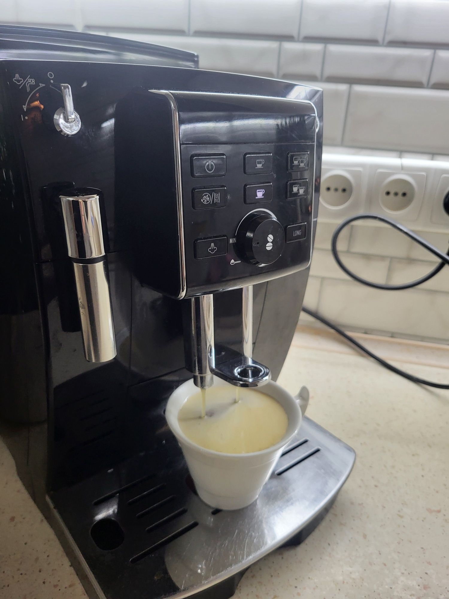 кавовамашинка  Delonghi гарно робить каву.