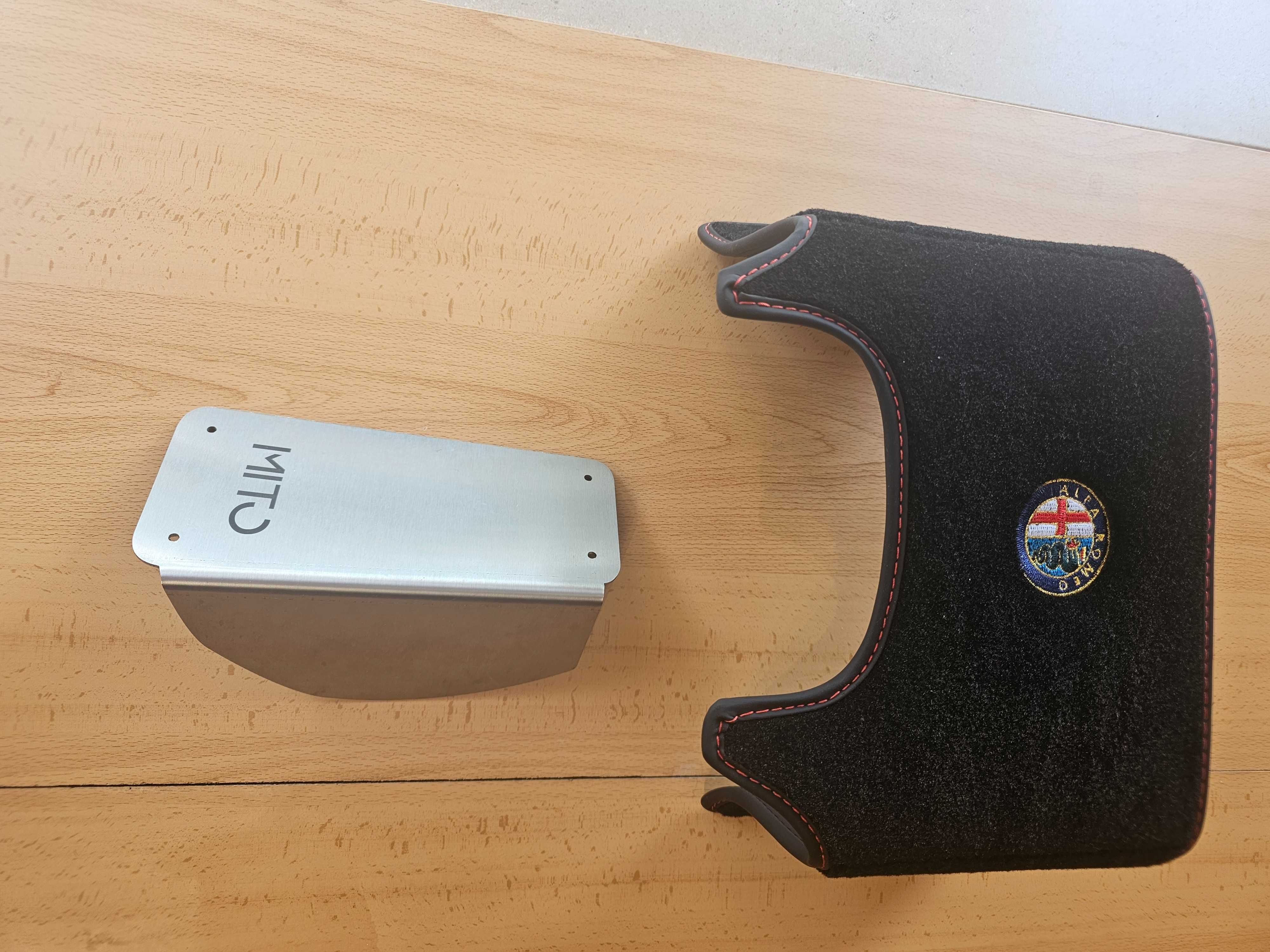 Tapetes Alfa Romeo MITO Base de Apoio de Pé em Inox e Punho Manete