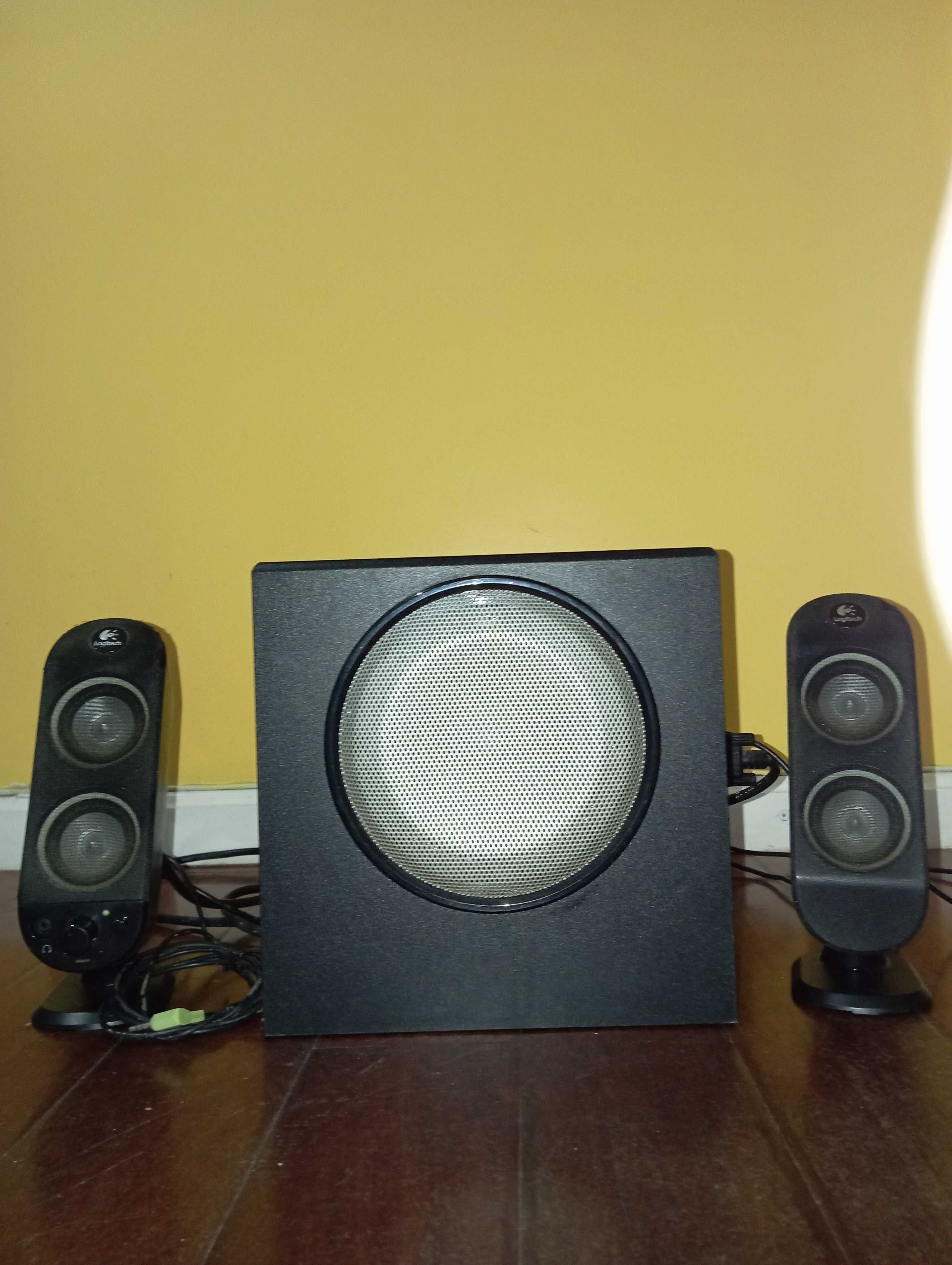 Vendo subwoofer com duas colunas.