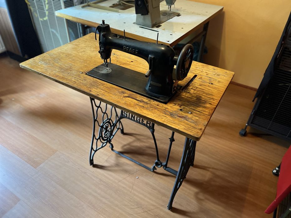 Maszyna do szycia PFAFF na stole SINGER / stół, nogi