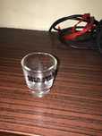 copo de shot com letras pretas