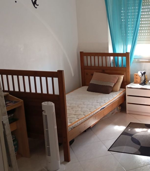 Cama de solteiro (standard) em madeira.