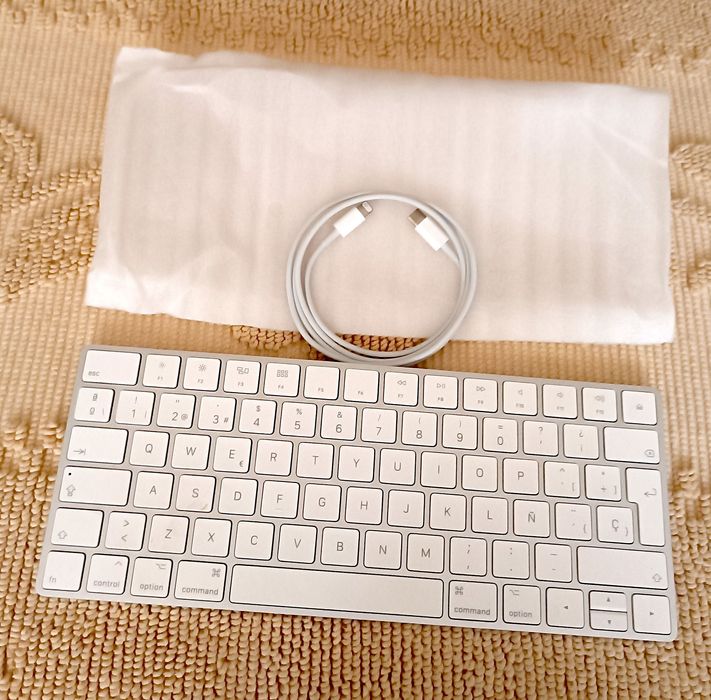 Teclado Apple A2450 bluetooth com pouco uso