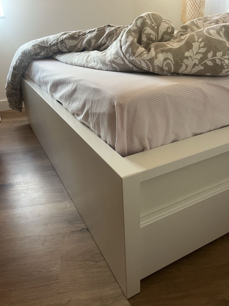 Cama MALM com gavetas