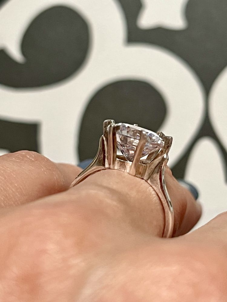 Комплект з кристалами Swarovski: сережки та кільце з кристалами.