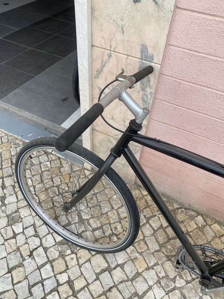 Bicicleta antiga toda restaurada