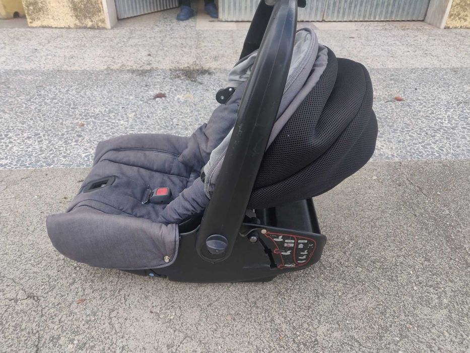 Cadeira de bebe com chapeu