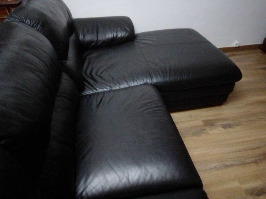 Sofá em pele genuína canto esquerdo.