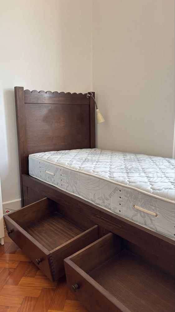 Cama em castanho