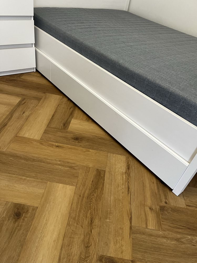 Łóżko HEMNES 140 x 200 cm z materacem i szufladami