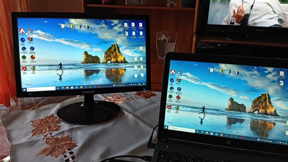 Monitor LED Gaming de 19" com design preto brilhante