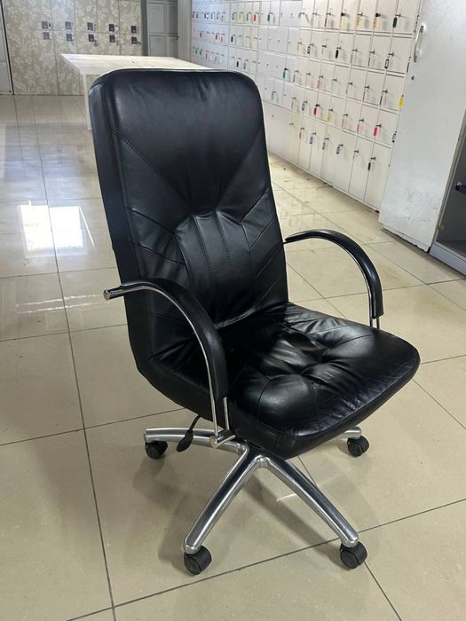 Крісла та стільці офісні конференц менеджера керівника