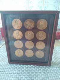 Quadro em madeira com moedas decorativas