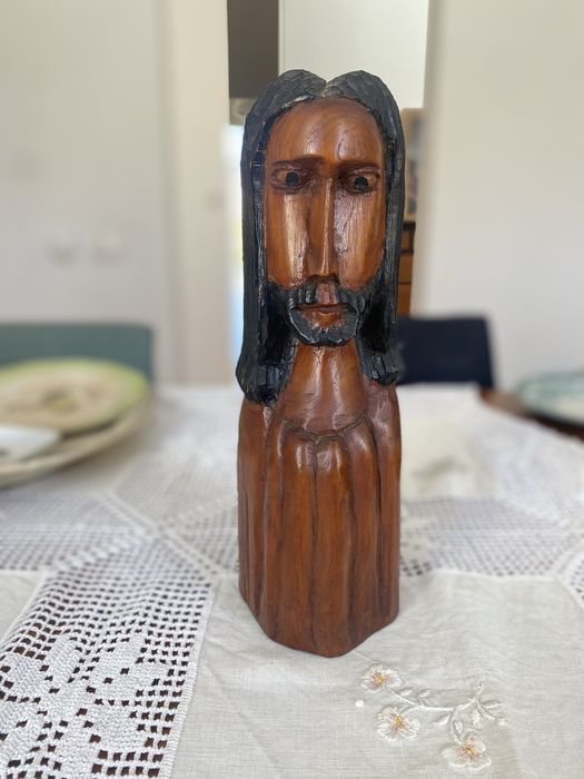 Escultura de Cristo em madeira — feita à mão