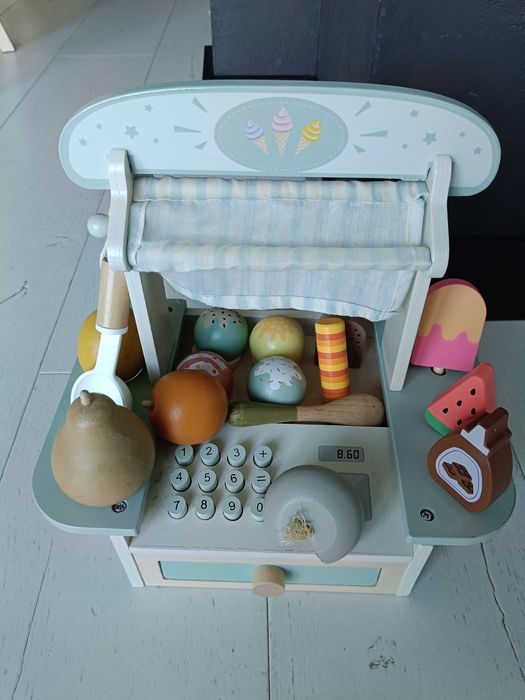 Kasa drewniana z lodami i warzywami