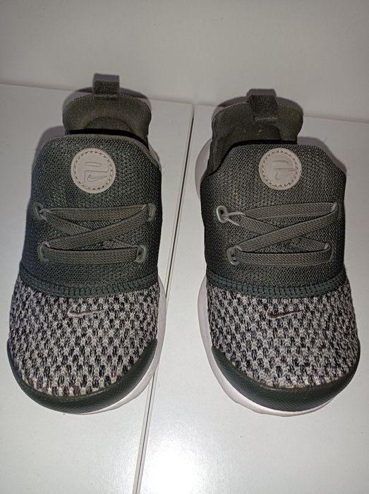 Ténis de Criança * NIKE * Tamanho. 26 * Como Novos