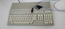 Komputer ATARI 1040ST z kablami.

Stan idealny