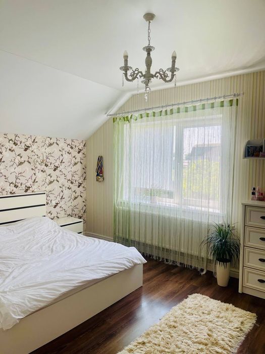 Продається двоповерховий ексклюзивний будинок в передмісті