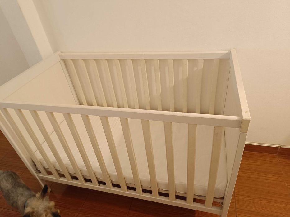 Berço e colchão de bebé