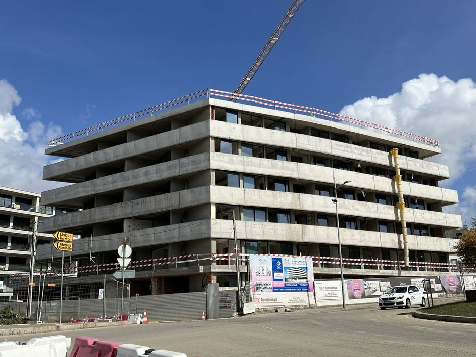 T1 no 4º piso frente ao metro, vila Nova de Gaia com varanda e garagem
